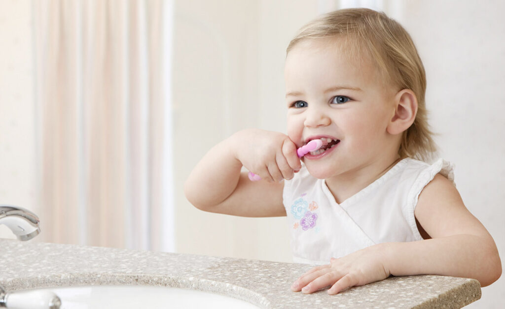 Bambina che lava i denti